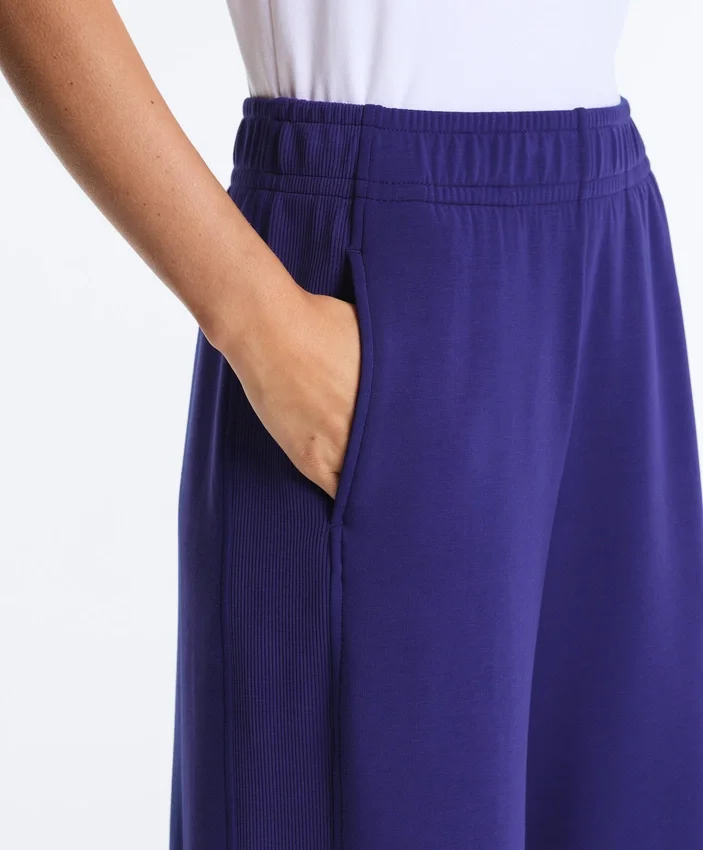 Pantalones rectos de pierna ancha con modal cepillado Pantalones rectos de pierna ancha con modal cepillado