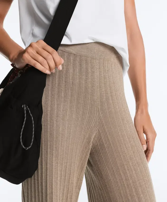 Pantalones rectos de punto acanalado Pantalones rectos de punto acanalado