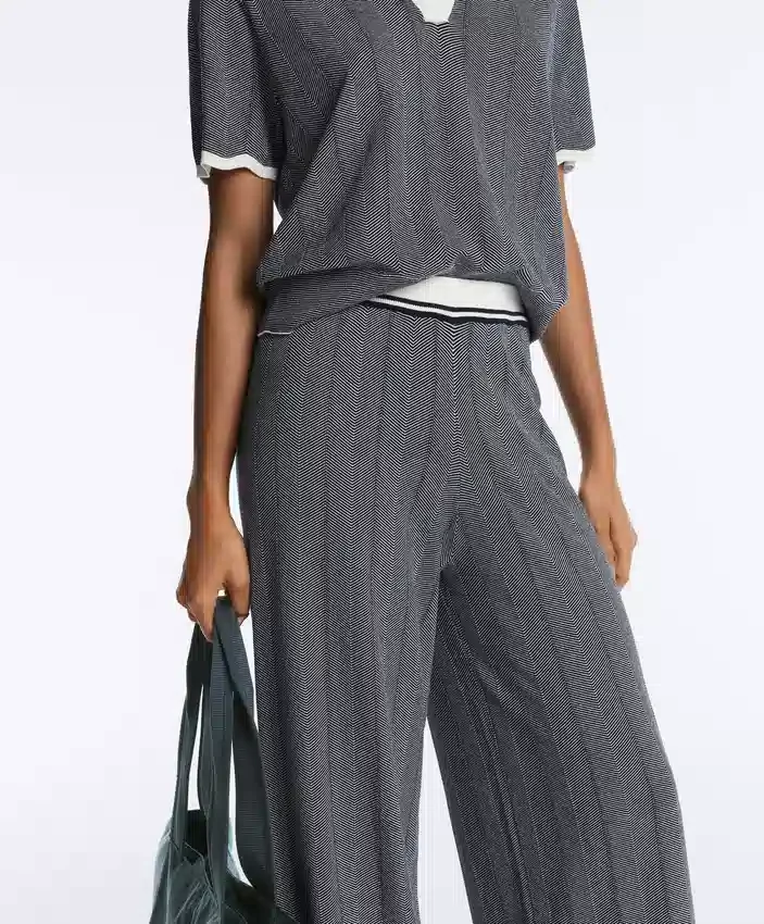 Pantalones rectos de punto con diseño en espiga Pantalones rectos de punto con diseño en espiga