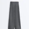 Pantalones rectos de punto con diseño en espiga Pantalones rectos de punto con diseño en espiga