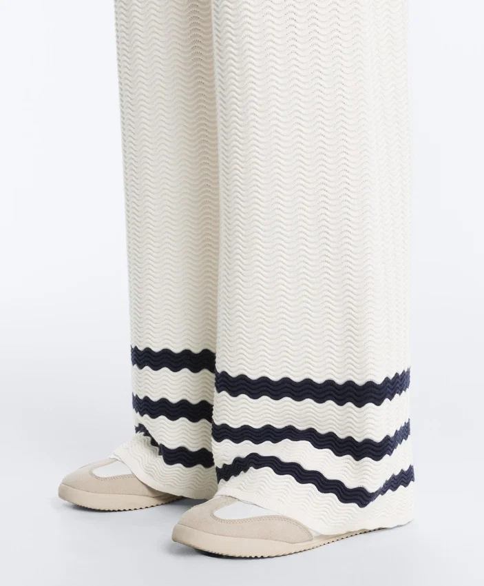 Pantalones rectos de punto con textura ondulada Pantalones rectos de punto con textura ondulada