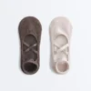 Paquete de 2 pares de calcetines de mezcla de algodón para yoga y pilates con tiras cruzadas Paquete de 2 pares de calcetines de mezcla de algodón para yoga y pilates con tiras cruzadas