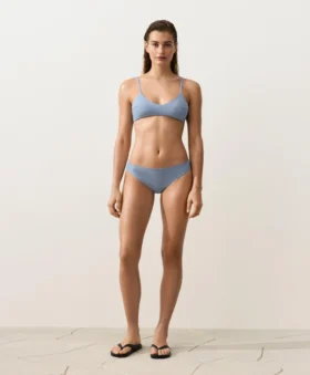 Partes de arriba de bikini a rayas Partes de arriba de bikini a rayas