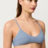 Partes de arriba de bikini a rayas
