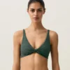 Partes de arriba de bikini con cuello halter de cuadros vichy Partes de arriba de bikini con cuello halter de cuadros vichy