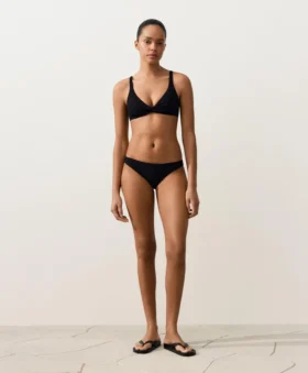 Partes de arriba de bikini de piqué con cuello halter y lazo en la espalda Partes de arriba de bikini de piqué con cuello halter y lazo en la espalda