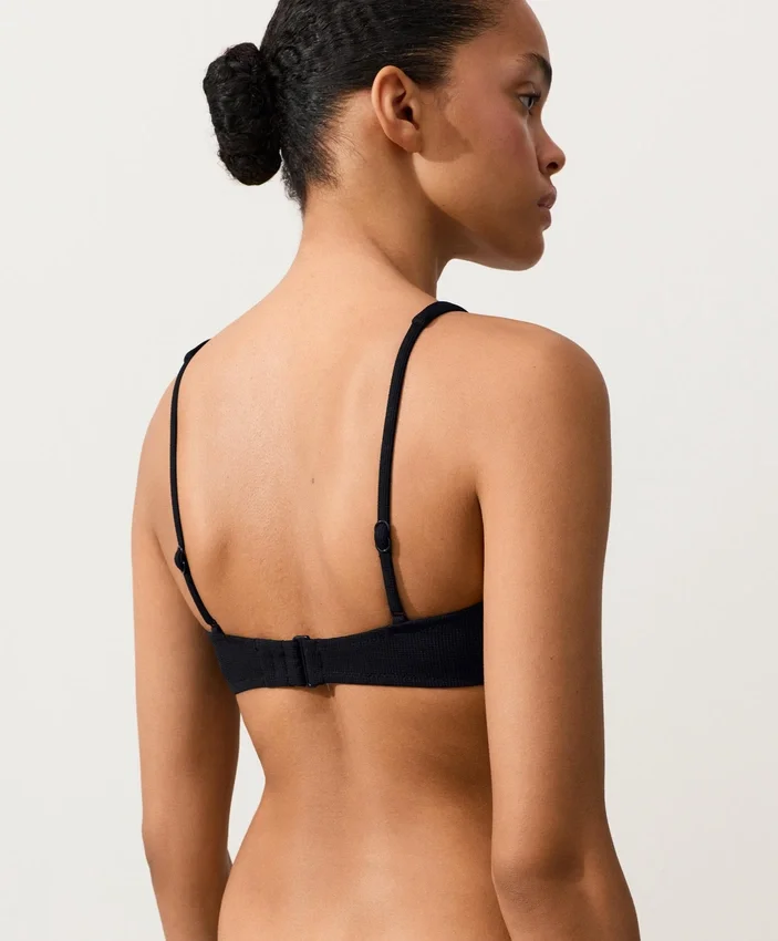 Partes de arriba de bikini de piqué con cuello halter y lazo en la espalda Partes de arriba de bikini de piqué con cuello halter y lazo en la espalda