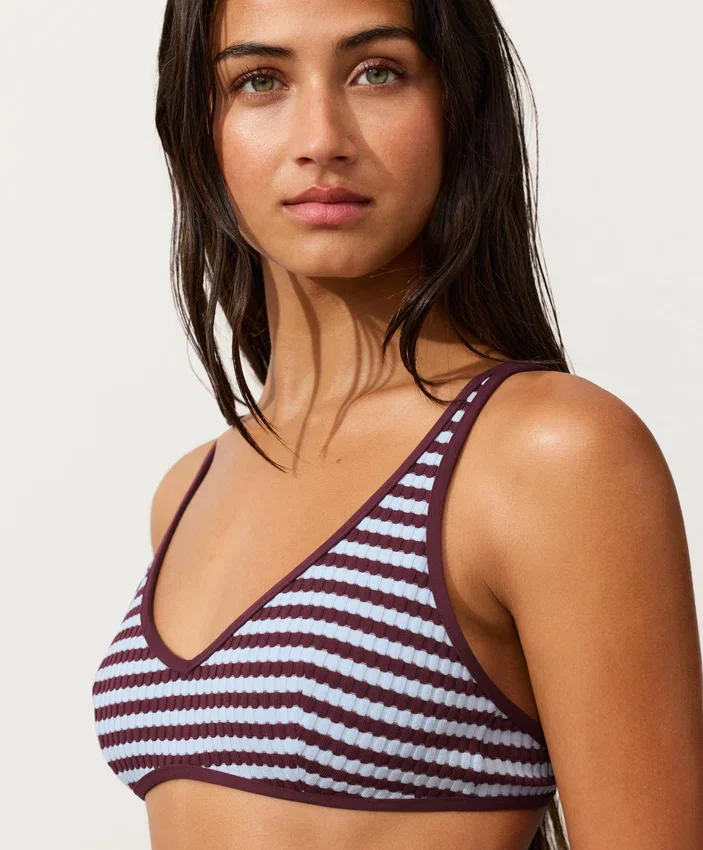 Partes de arriba de bikini halter con textura a rayas Partes de arriba de bikini halter con textura a rayas