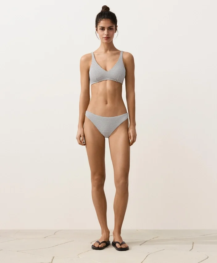 Partes de arriba de bikini halter de jacquard con lunares Partes de arriba de bikini halter de jacquard con lunares