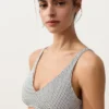 Partes de arriba de bikini halter de jacquard con lunares Partes de arriba de bikini halter de jacquard con lunares