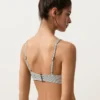 Partes de arriba de bikini halter de jacquard con lunares Partes de arriba de bikini halter de jacquard con lunares