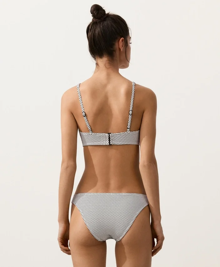 Partes de arriba de bikini halter de jacquard con lunares Partes de arriba de bikini halter de jacquard con lunares