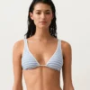 Partes de arriba de bikini triangular con cuello halter y textura a rayas