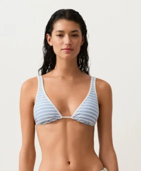 Partes de arriba de bikini triangular con cuello halter y textura a rayas