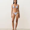 Partes de arriba de bikini triangular con cuello halter y textura a rayas