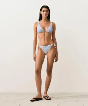 Partes de arriba de bikini triangular con cuello halter y textura a rayas