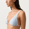Partes de arriba de bikini triangular con cuello halter y textura a rayas