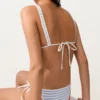 Partes de arriba de bikini triangular con cuello halter y textura a rayas