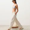 Partes de arriba de bikini triangular con cuello halter y textura a rayas