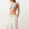Partes de arriba de bikini triangular con cuello halter y textura a rayas