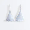 Partes de arriba de bikini triangular con cuello halter y textura a rayas