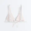 Partes de arriba de bikini triangular con cuello halter y textura a rayas