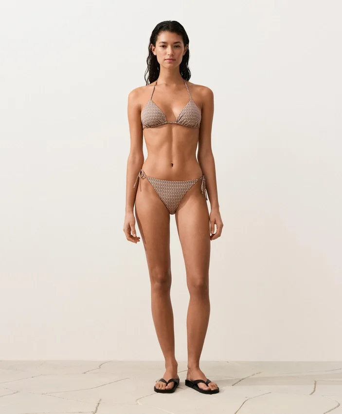Partes de arriba de bikini triangular con estampado mini y hilo metálico Partes de arriba de bikini triangular con estampado mini y hilo metálico