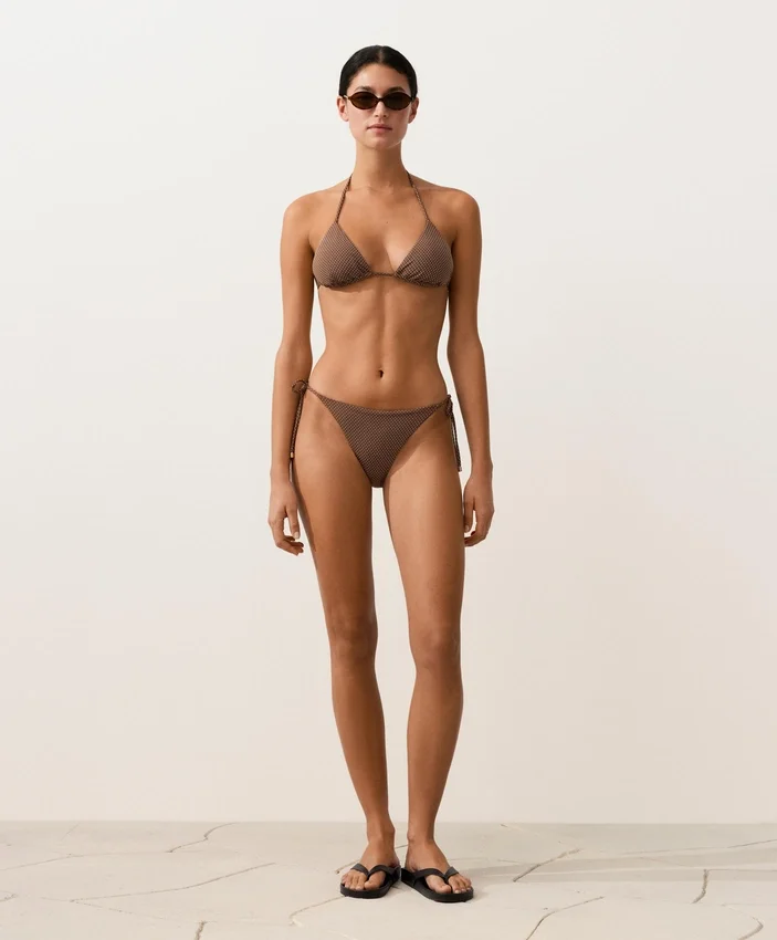 Partes de arriba de bikini triangular con lunares mini Partes de arriba de bikini triangular con lunares mini