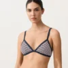 Partes de arriba de bikini triangular con rayas texturizadas Partes de arriba de bikini triangular con rayas texturizadas