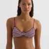 Partes de arriba de bikini triangular con rayas texturizadas Partes de arriba de bikini triangular con rayas texturizadas