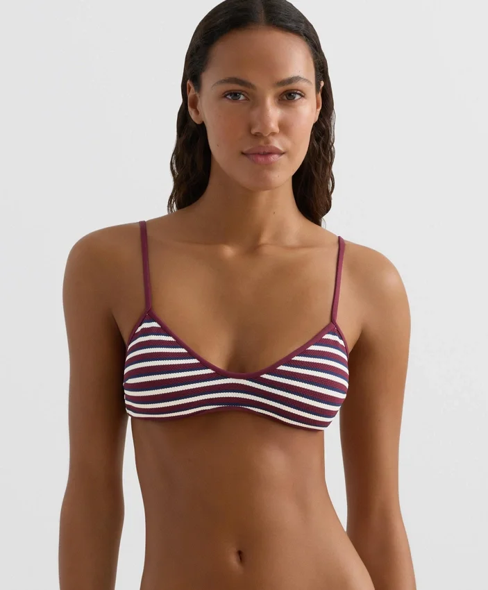 Partes de arriba de bikini triangular con rayas texturizadas Partes de arriba de bikini triangular con rayas texturizadas