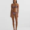 Partes de arriba de bikini triangular con rayas texturizadas Partes de arriba de bikini triangular con rayas texturizadas