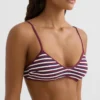 Partes de arriba de bikini triangular con rayas texturizadas Partes de arriba de bikini triangular con rayas texturizadas