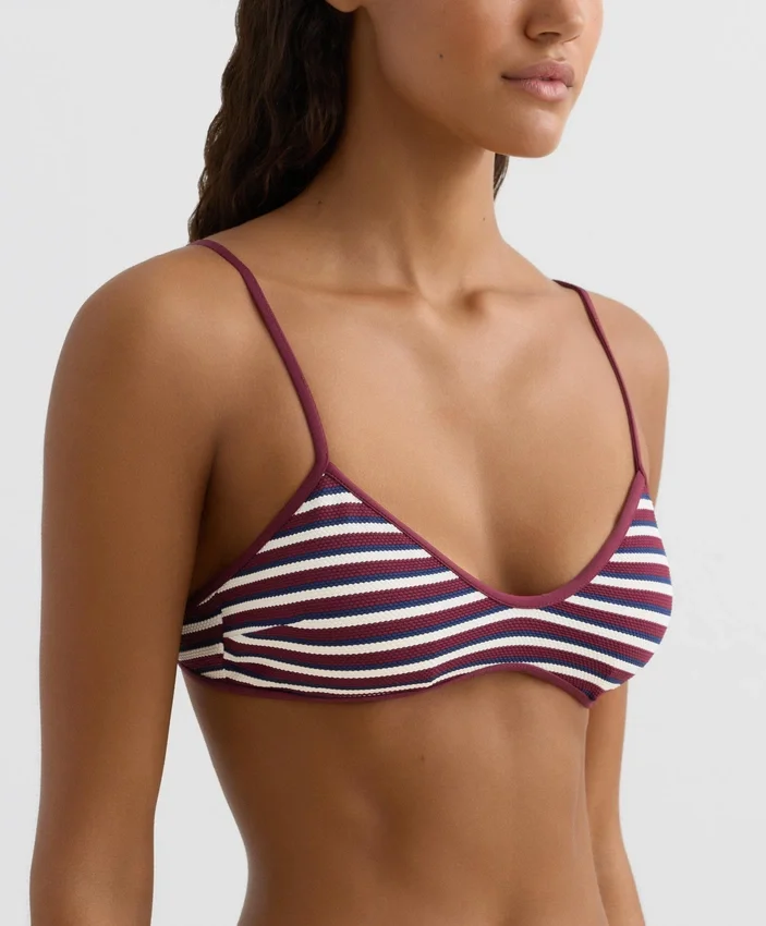 Partes de arriba de bikini triangular con rayas texturizadas Partes de arriba de bikini triangular con rayas texturizadas