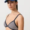 Partes de arriba de bikini triangular con rayas texturizadas Partes de arriba de bikini triangular con rayas texturizadas