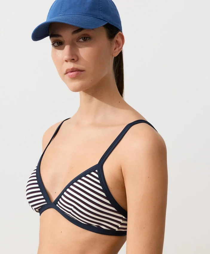 Partes de arriba de bikini triangular con rayas texturizadas Partes de arriba de bikini triangular con rayas texturizadas