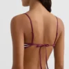 Partes de arriba de bikini triangular con rayas texturizadas Partes de arriba de bikini triangular con rayas texturizadas