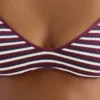 Partes de arriba de bikini triangular con rayas texturizadas Partes de arriba de bikini triangular con rayas texturizadas