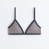 Partes de arriba de bikini triangular con rayas texturizadas Partes de arriba de bikini triangular con rayas texturizadas