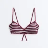 Partes de arriba de bikini triangular con rayas texturizadas Partes de arriba de bikini triangular con rayas texturizadas