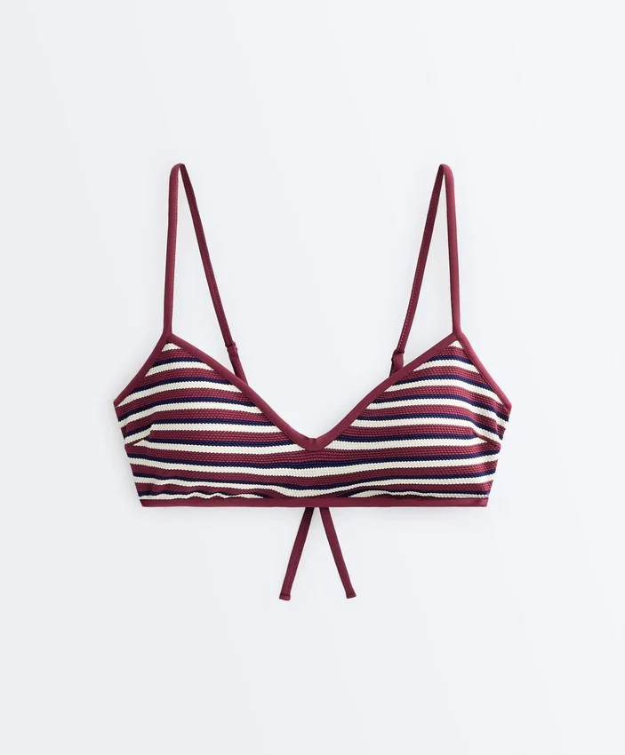 Partes de arriba de bikini triangular con rayas texturizadas Partes de arriba de bikini triangular con rayas texturizadas