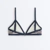 Partes de arriba de bikini triangular con rayas texturizadas Partes de arriba de bikini triangular con rayas texturizadas