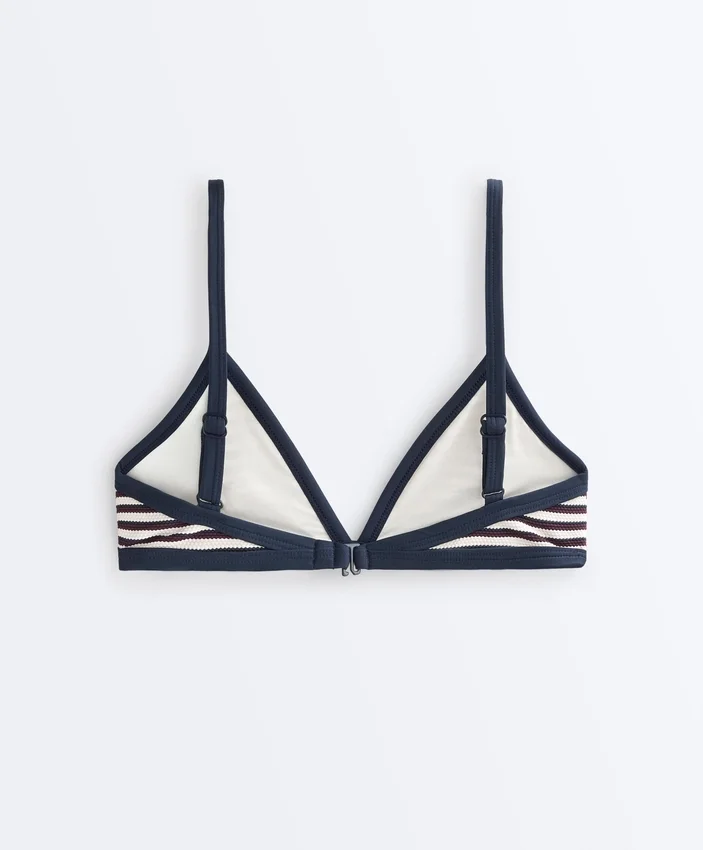 Partes de arriba de bikini triangular con rayas texturizadas Partes de arriba de bikini triangular con rayas texturizadas