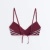 Partes de arriba de bikini triangular con rayas texturizadas Partes de arriba de bikini triangular con rayas texturizadas