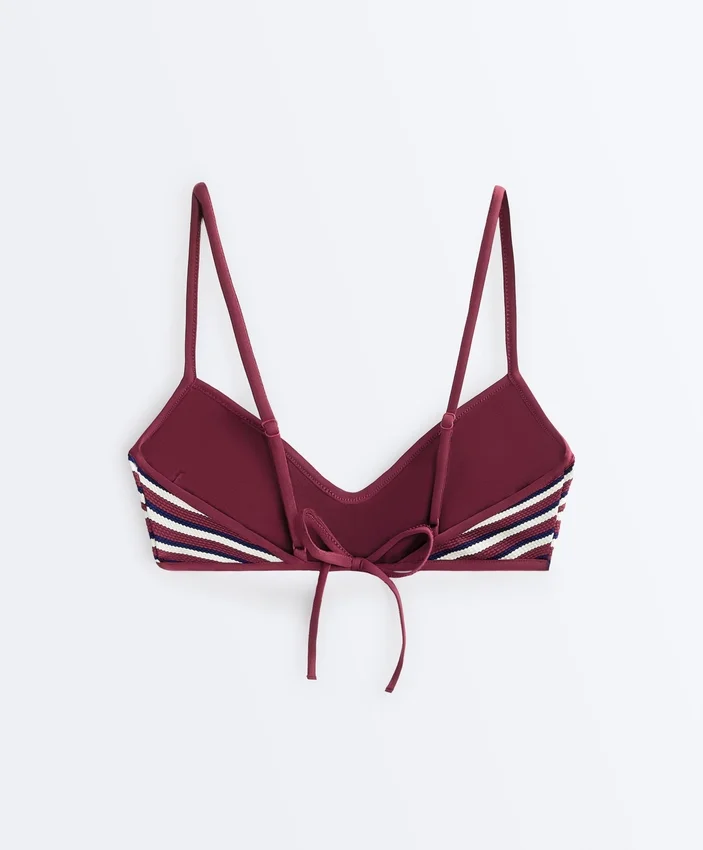 Partes de arriba de bikini triangular con rayas texturizadas Partes de arriba de bikini triangular con rayas texturizadas