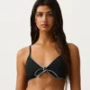 Partes de arriba de bikini triangular con ribete y lazos