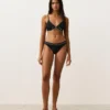 Partes de arriba de bikini triangular con ribete y lazos