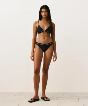 Partes de arriba de bikini triangular con ribete y lazos