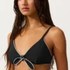 Partes de arriba de bikini triangular con ribete y lazos