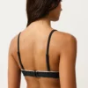 Partes de arriba de bikini triangular con ribete y lazos